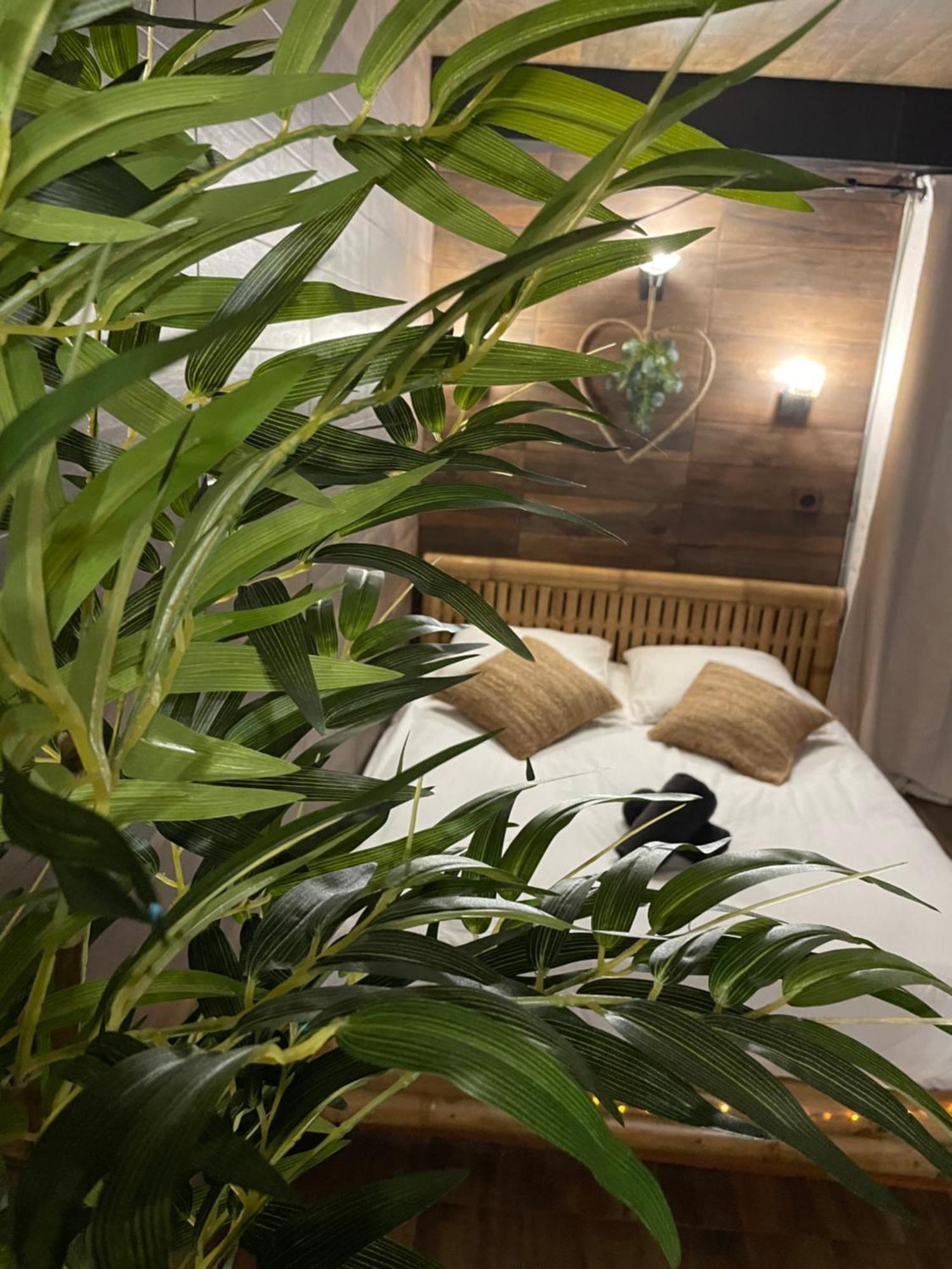 By Neptune - Bali Jacuzzi Apartment *