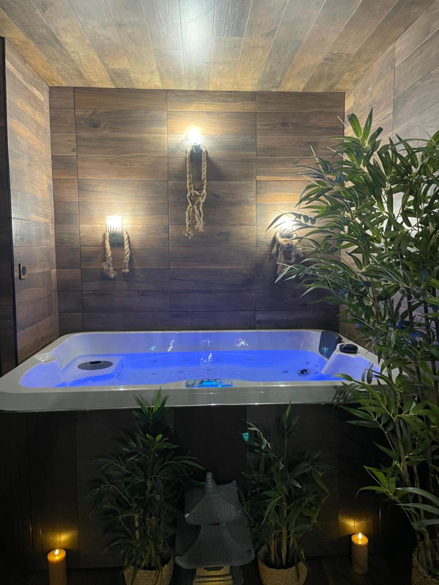 By Neptune - Bali Jacuzzi Apartment Boissy-Saint-Leger