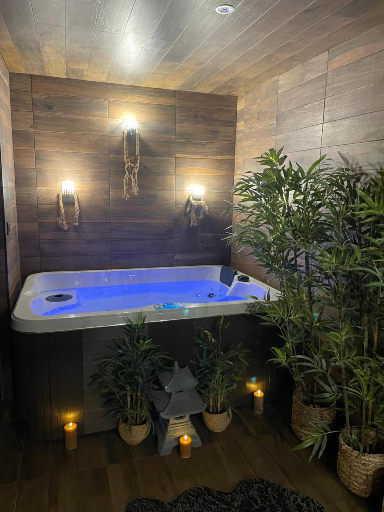 By Neptune - Bali Jacuzzi Apartment *
